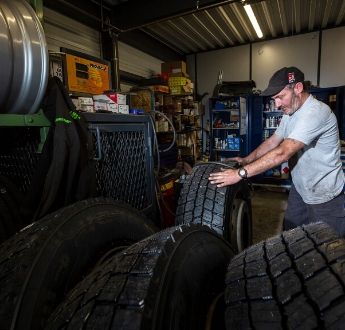 Transports Namysl atelier de changement des pneus sur camions